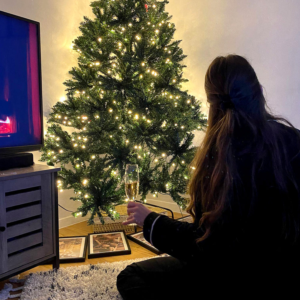 Sapin de Noël Artificiel Lumineux 210H cm LED x 700 Blanc Chaud + Support Pied 2154 Branches Vert